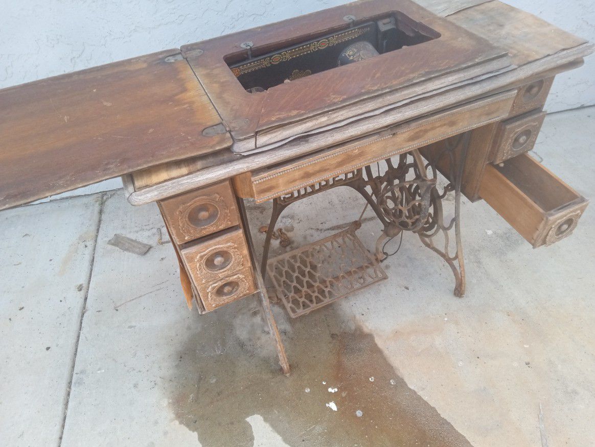 Antique Singer Seeing Machine in Table