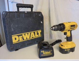 PICK UP TODAY $30 DeWalt 18V Cordless Drill/Charger and case