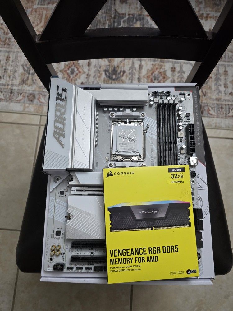 GIGABYTE B650E Aorus elite X AX ICE Wifi motherboard eith 32gb corsair vengeance rgb ddr5 5600mhz white memory kit