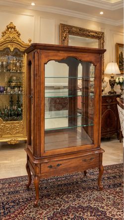 Beautiful French Provincial Hammary Curio Cabinet Lighted, Mirrored Back 4 Adjustable Shelves🌷