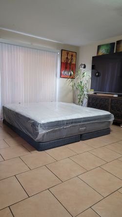 VERY NICE LIKE NEW KING SIZE BEAUTYREST SILVER MATTRESS AND BOXSPRINGS FOR SALE! IN EXCELLENT CONDITION, FREE DELIVERY