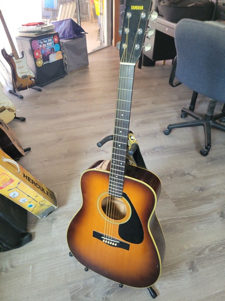 YAMAHA MODEL# FG335SB GUITAR
