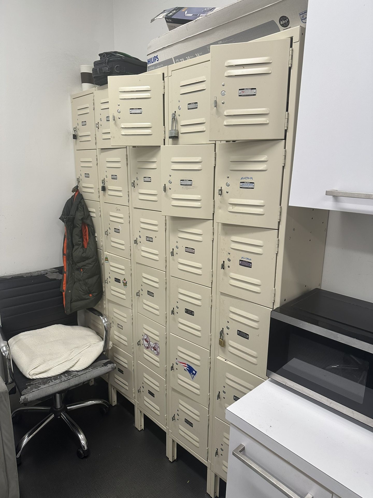 18-Door Metal Lockers