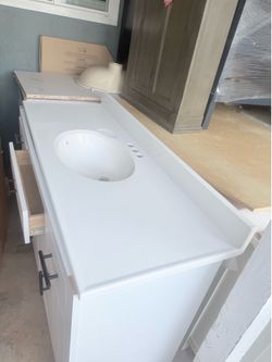 Hi everyone we this new countertop new open box only $120 pick only   We locate in hesperia ca.  cash or Zelle  48’w x 19 in vanity countertop white c