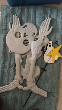 Halloween skeleton & yard sign