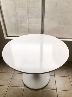 barbilla ballena Temblar IKEA DOCKSTA Table for Sale in Mesa, AZ - OfferUp
