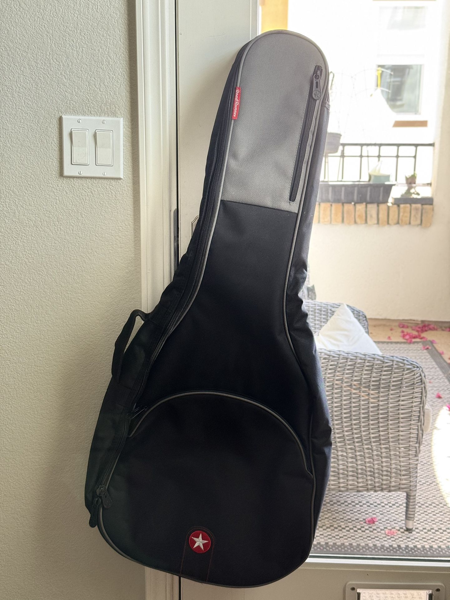 🎸 Road Runner Guitar Gig Bag – Like New! 