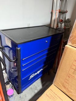 Snap-on tool box 40" Sliding Lid -5-Drawer Bed Liner Shop Cart ( Blue with Black Trim and Blackout Details Used but in very good condition some scrat