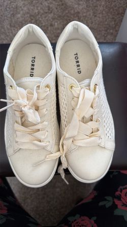 Torrid Cream Low-Top Sneakers