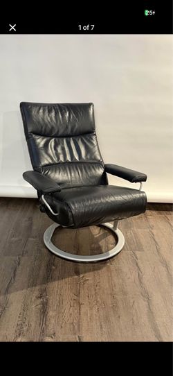 This black leather Percival Lafer Kiri model recliner features circular swivel base