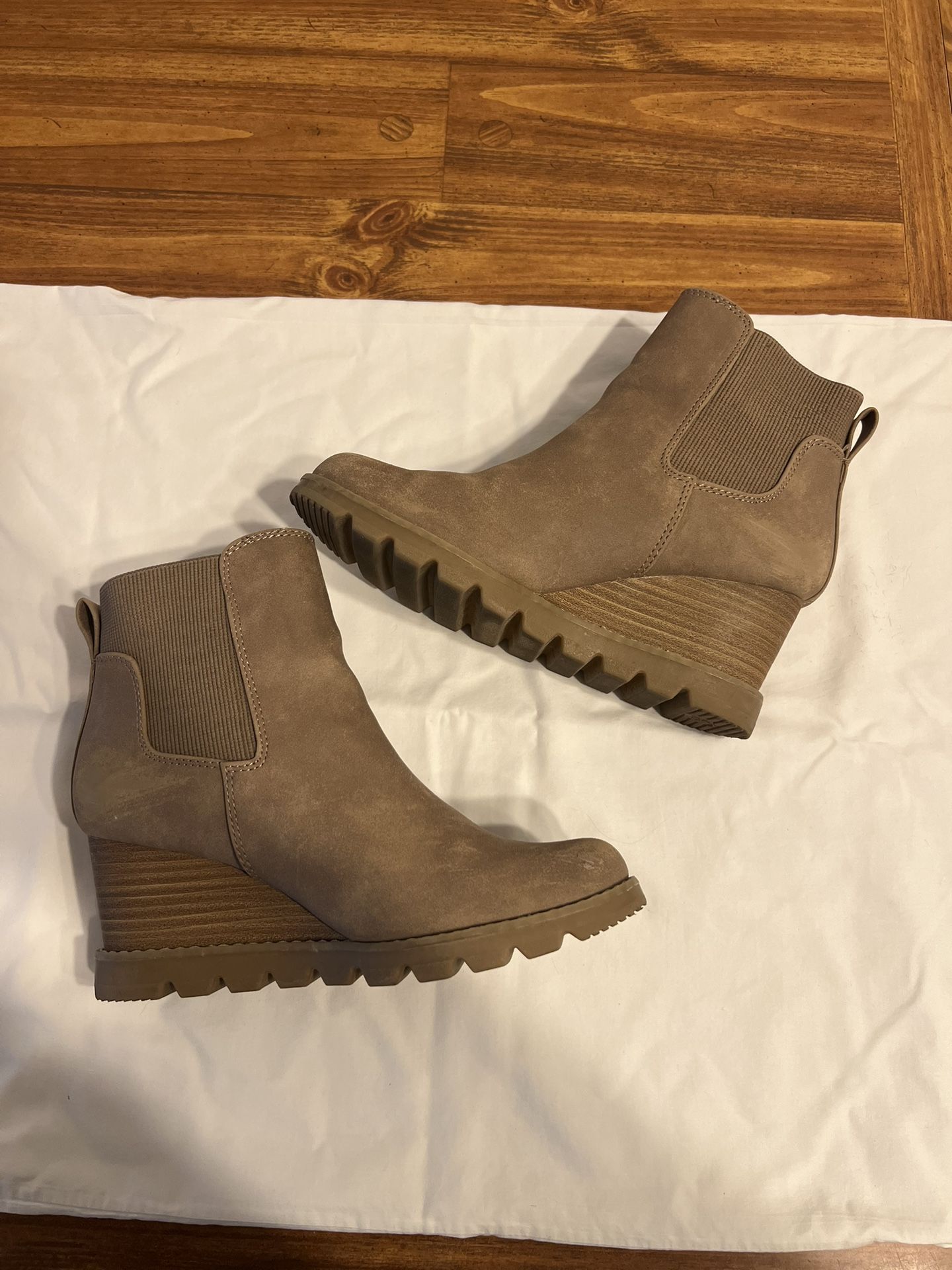 Universal Thread Linda Wedges
