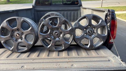 Im selling a set of rims are from a newer bronco brand new with size seventeens