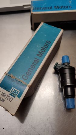 GM Part OEM injector 1607247 fits cadilacs and others.