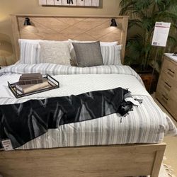 Senniberg Panel Bedroom Set📌4-Piece Queen or King Dresser,Mirror,Nightstand🚛Same Day Delivery💫Finance Available