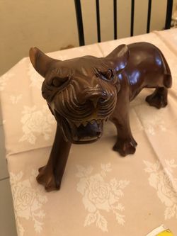 Adorno de madera fuerte