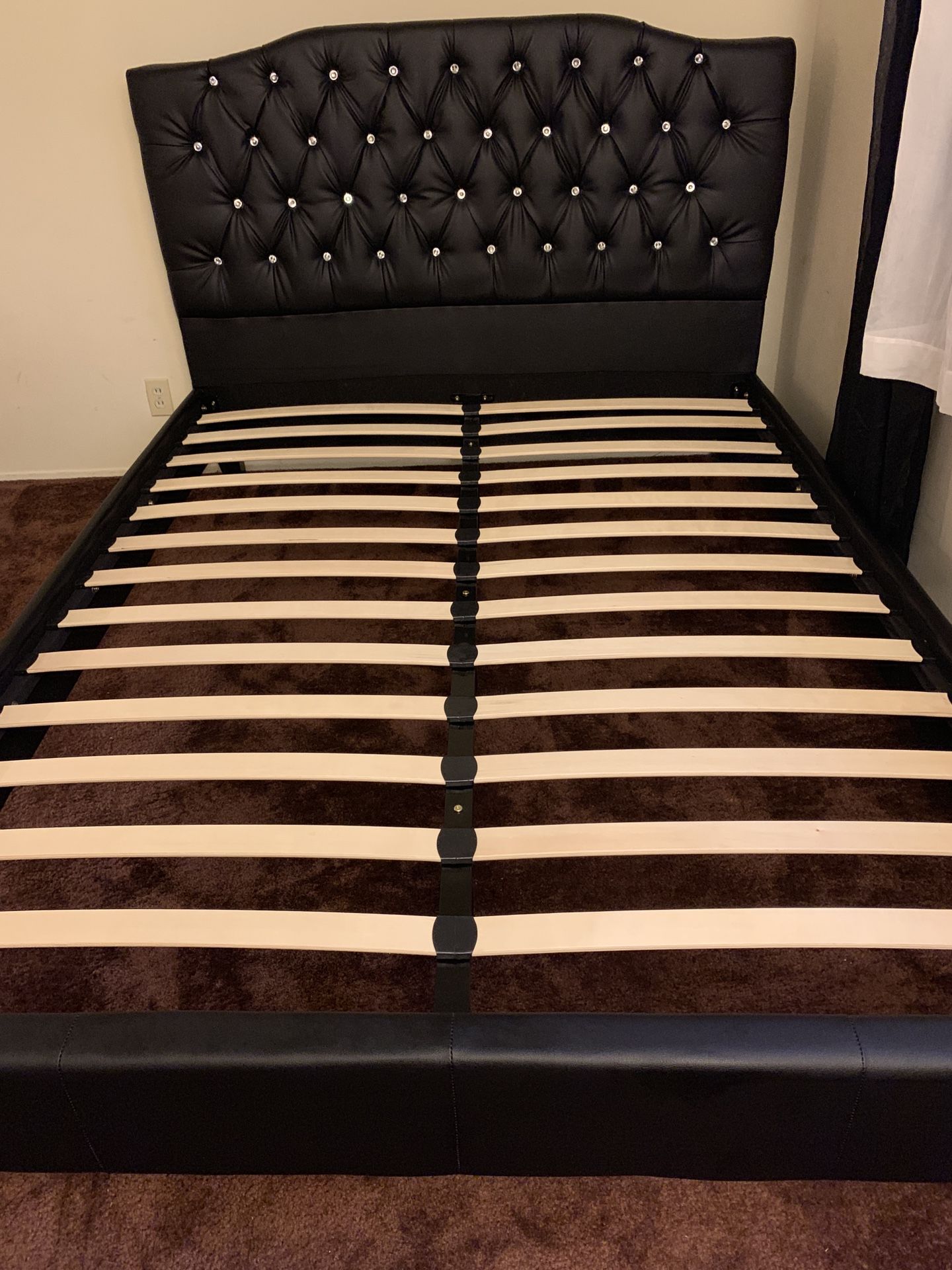 LOCATED IN LOS ANGELES CA BRAND NEW QUEEN BED FOR ONLY $300 MATTRESS INCLUDED 💥 $20 DELIVERY 💥NO SET UP💥 • We do not assemble • Brand new in bo