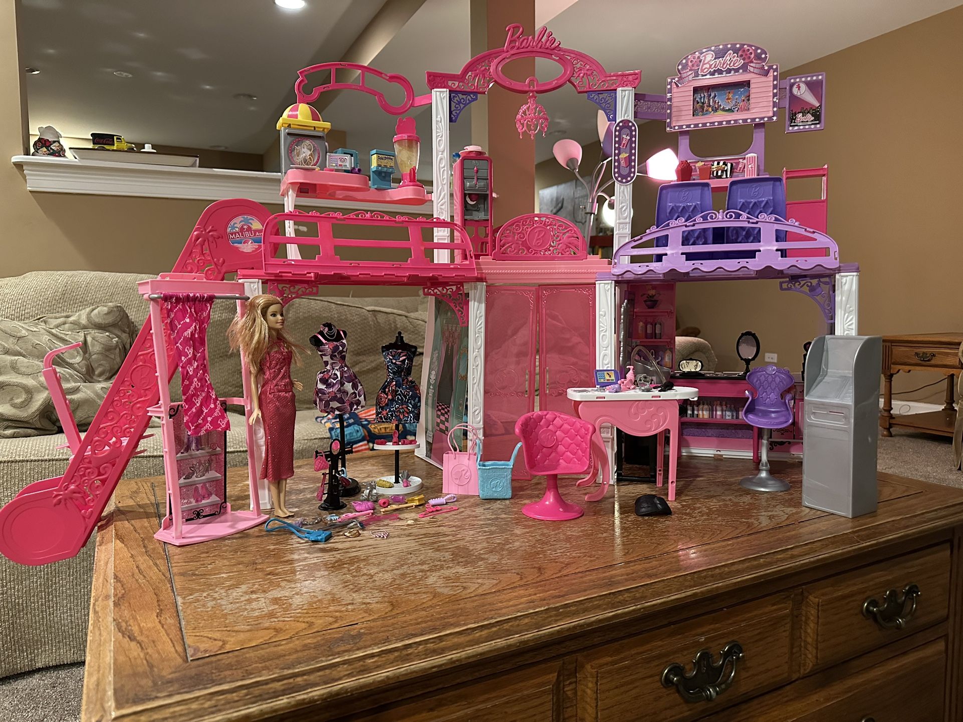 Barbie Malibu Mall w Boutique Salon Food Court Escalator Cinema ATM