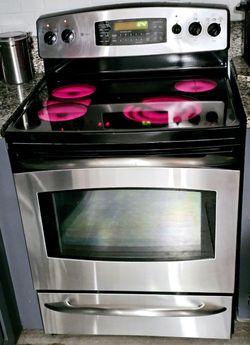 Like new! GENERAL ELECTRIC Profile electric stove, 30" excellent condition, 220 volts, 5 elements, the lower drawer also heats up, you can come and se