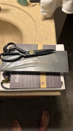 Guggenhein scissors