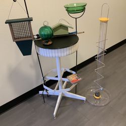 Bird Feeders!    $20. Each.   Clean No Damage Hardly Used (against The Lease)