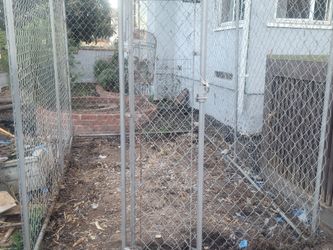 Chain link dog run; no roof,