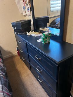 Bedroom set with queen bed