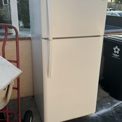 refrigerator freezer. 120$. free. delivery 