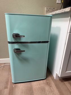 Insignia- 3.1 Cu. Ft. Retro Mini Fridge