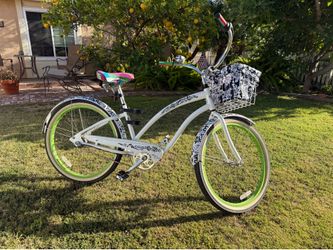 Electra Blanc Et Nior beach cruiser.