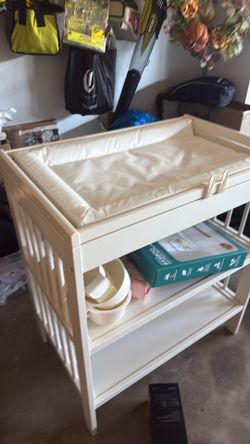 Ikea changing table+pad+basket