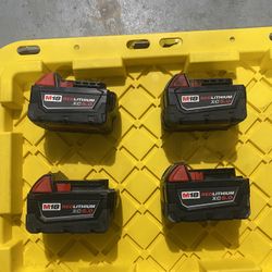 ( One ) 5.0 Milwaukee Batteries Multiples