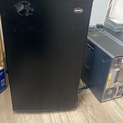 Sanyo Mini FrIdge  all Black 
