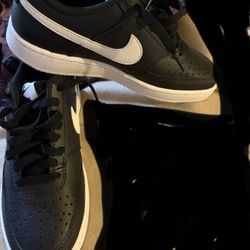 Woman’s Nike Shoes Size 6