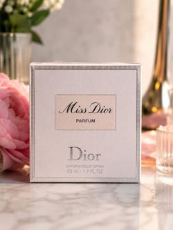 Miss dior parfume perfume