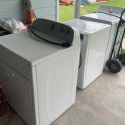 3 Secadoras  (1  De Gas Y 2 Eléctricas ).      3 Dryers ( 1 Gas & 2 Electric).  