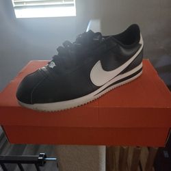 Nike Cortez Leather Sz 9  OBO..