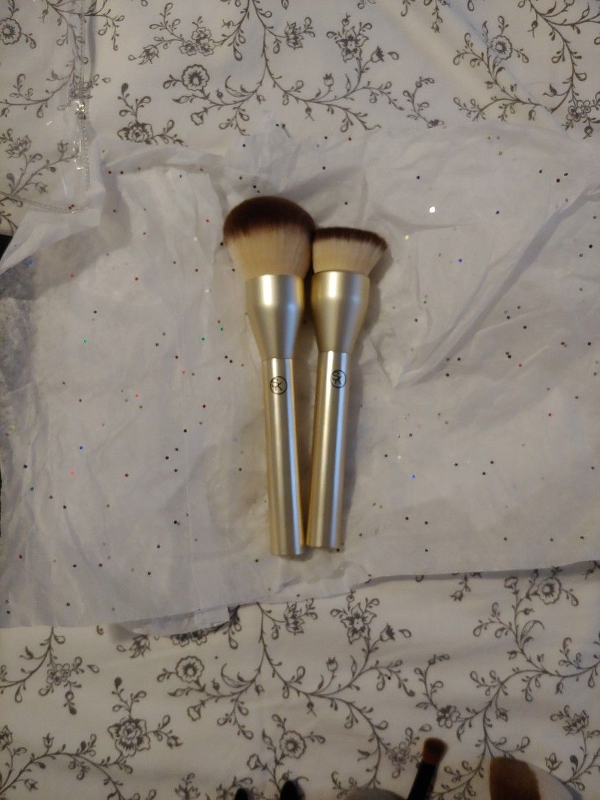 MAKEUP BRUSHES