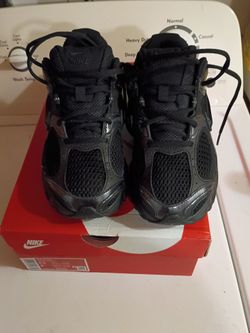 NEW NIKE V5 RNR  size 6.5