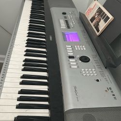 Portable Grand Yamaha-Dgx-530 Keyboard 