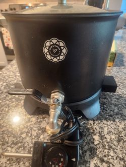 Wax melting pot