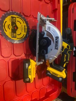 Dewalt 6-1/2” Circular saw con (2) baterías 5.0 Nuevo