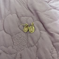 Bendo Unos Aretes De Oro Nuevos En Aloha 