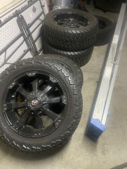 Ballistic Morax 20x10 Wheels & AMP Terrain Attk Tires (NEW!)