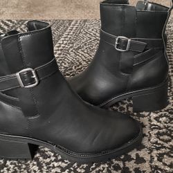 Woman’s Black Boots 