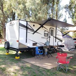 TRACER LE RV LIKE NEW YEAR 2021 22' LONG EASY CARRY WITH V6 TRUCK SUPER EQUIPPED,AC,KITCHEN,GRILL PROPANE,SOUND,SLIDE,REFRIGERATOR SLIDE SIDE,CANOPY,G