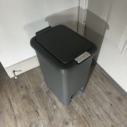 Small Trash can 