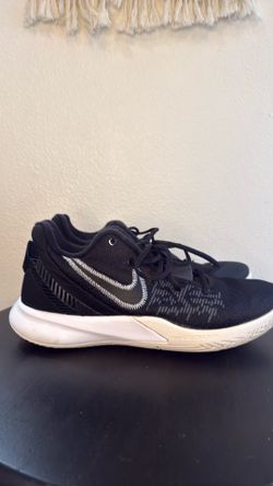 Nike Kyrie Basketball Shoes – Men’s Size 9 – Black/White