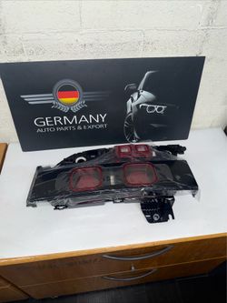 Land Rover  Defender  rh taillamp new oem
