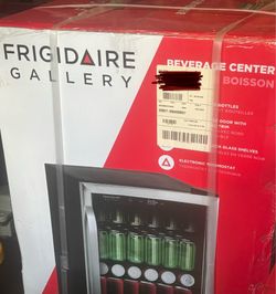 4.4 Frigidaire Beverage Center