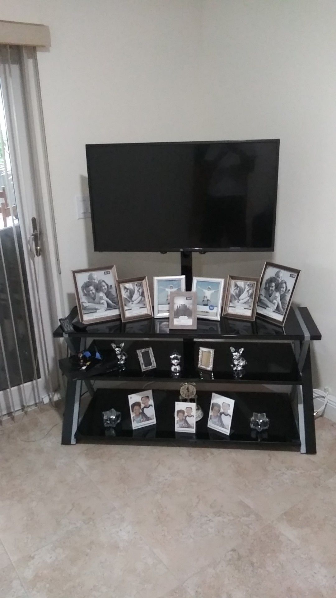 T.V 40 ins con DVD y mesa con adornos